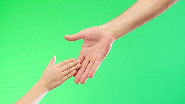 两个手牵手在绿色屏幕的背景。视频下载