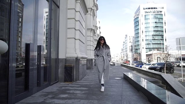 走在城市街道上的时尚女性视频下载