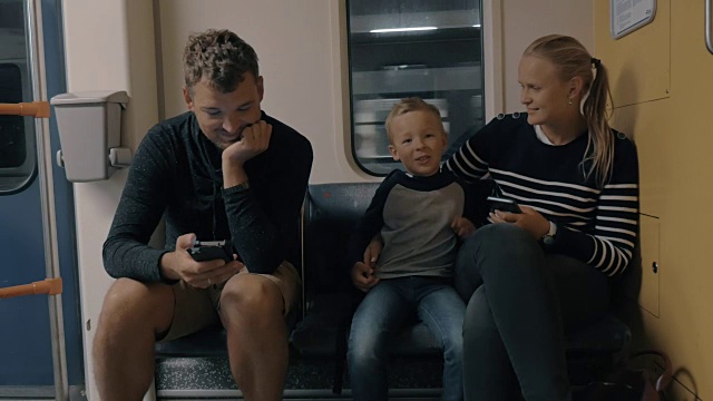 家人乘坐地铁视频下载