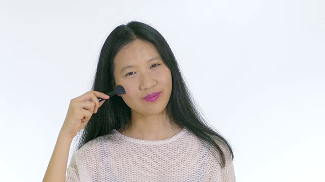 中国青少年用刷子化妆视频下载