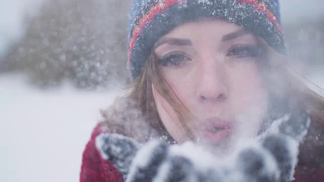 美丽的红头发年轻女子在吹雪，超慢动作120帧/秒视频购买