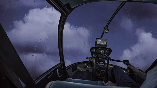 暴风雨中的直升机视频素材