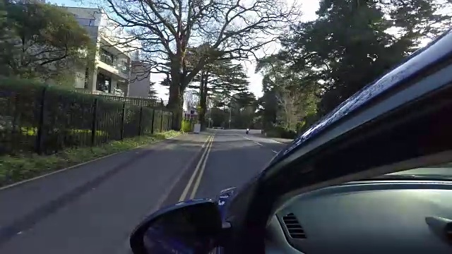 开车穿过英国普尔镇的郊区视频素材