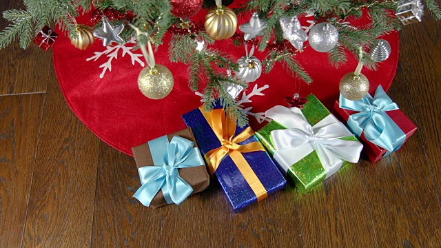 在圣诞树下挑选礼物盒视频下载