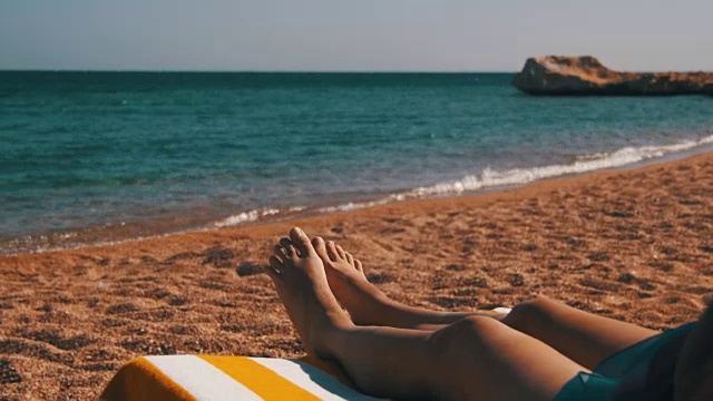 女人的腿躺在沙滩太阳躺椅靠近红海，埃及视频素材