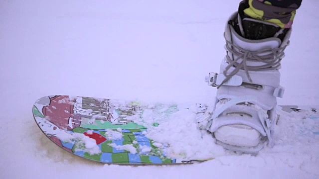 近距离拍摄的女人的腿与新的明亮的滑雪板设备。视频下载