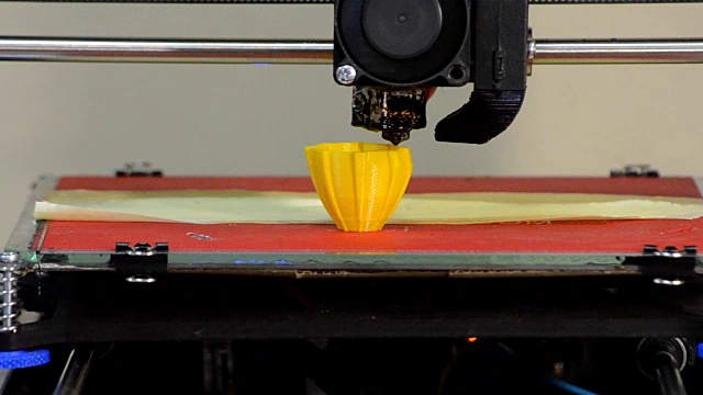 3D打印机建立对象黄色特写视频素材