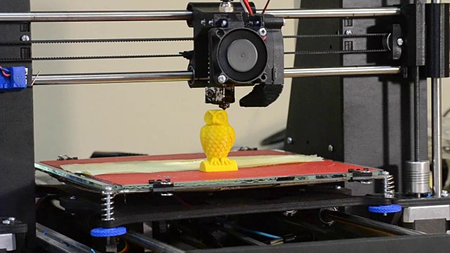 3D打印机建立对象黄色特写视频素材