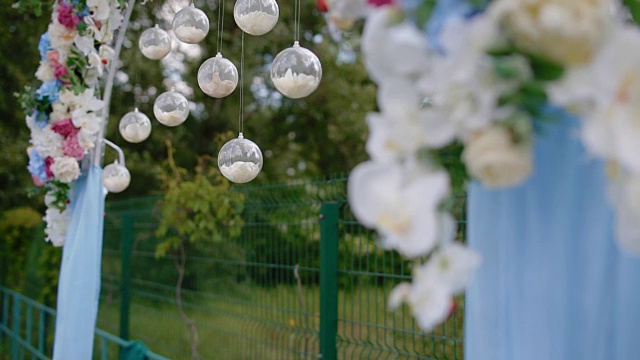 婚礼装饰。天然花卉拱门视频素材