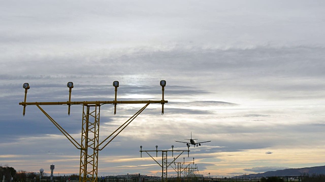 一架喷气式飞机即将在巴塞罗那机场着陆视频素材