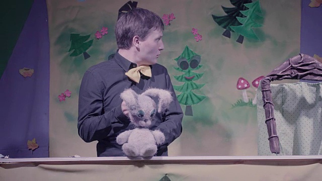木偶剧场的喜剧表演。玩具兔子。视频下载