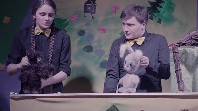 木偶剧的喜剧表演。玩具兔子和狗。视频下载