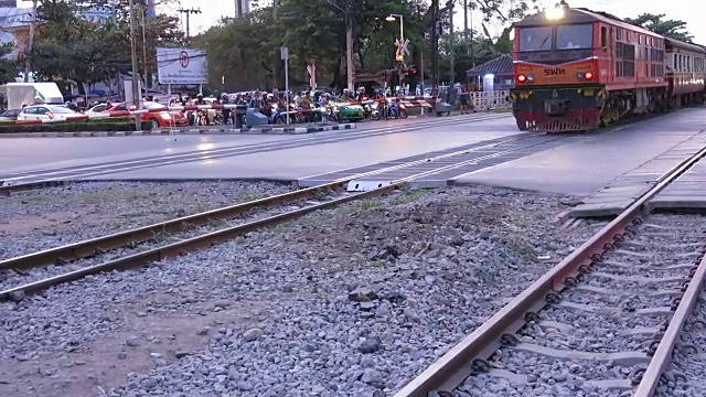 火车驶过曼谷的交通视频下载