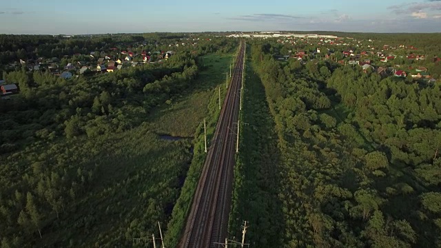 航拍穿过俄罗斯村庄的铁路视频下载