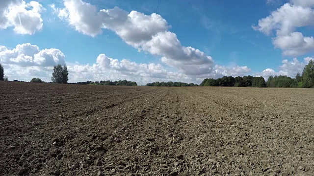 新耕的农田和云的运动，时间流逝视频素材