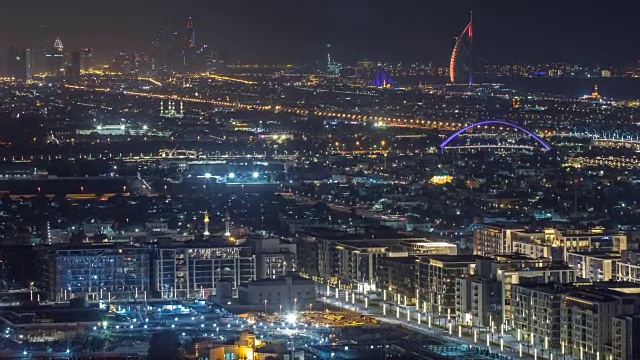 迪拜天际线与迪拜码头摩天大楼和海岸线在黄昏时间流逝与七星级豪华酒店在迪拜，阿联酋视频下载