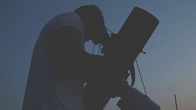 人们用望远镜看星星。视频素材