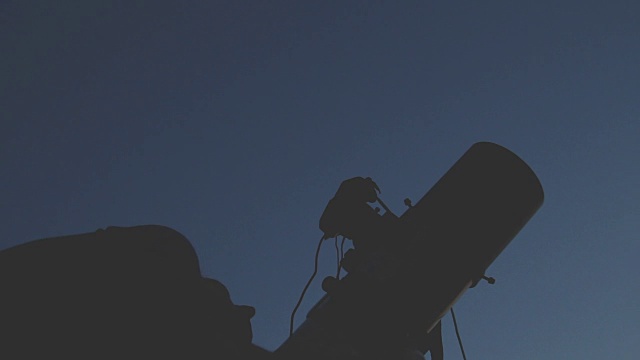 人们用望远镜看星星。视频素材