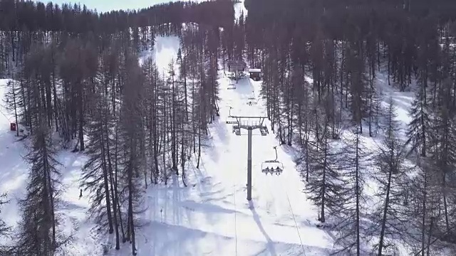 有滑雪者和升降椅的滑雪场视频素材