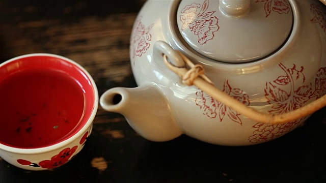 红茶和蛋糕。早上的作文在桌子上为背景视频下载