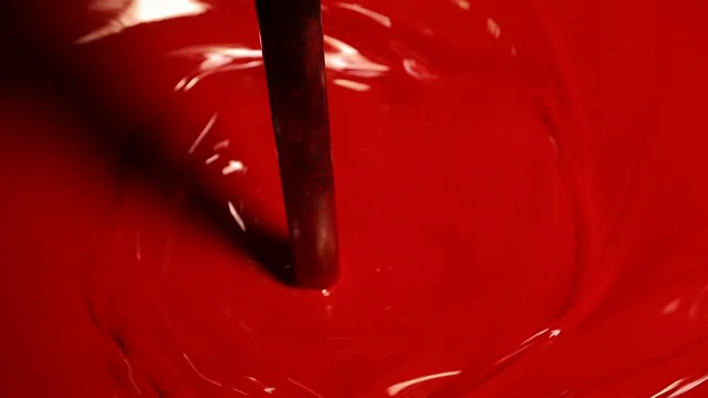 红漆在大桶里搅拌。视频素材