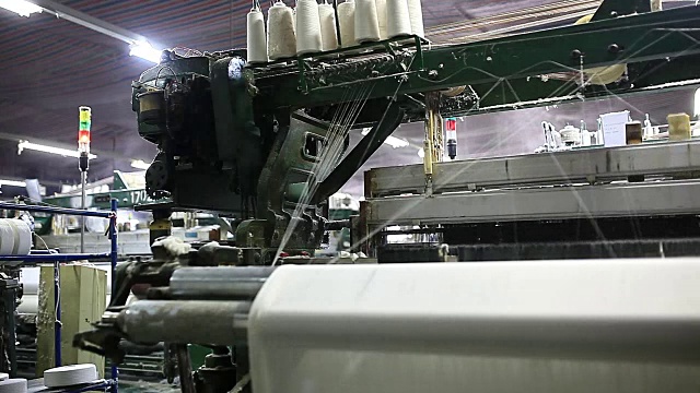 织造工厂与车床机加工视频下载