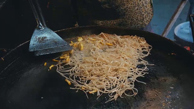 泰式炒河粉泰国街头食物泰国食物泰国菜面条视频素材