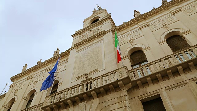 帕多瓦市政厅历史建筑上的意大利和欧洲国旗视频下载