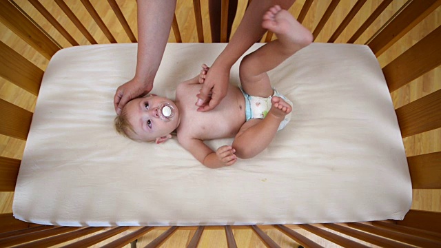 婴儿在婴儿床里哭视频素材