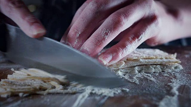 4K传统面包师将面团切成自制意大利面视频素材