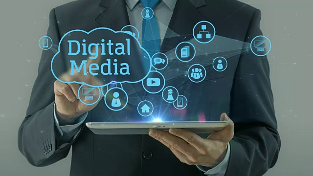 商业人士指向社交媒体网络概念平板电脑视频素材