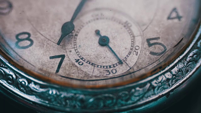 特写的古董时钟机制工作视频下载