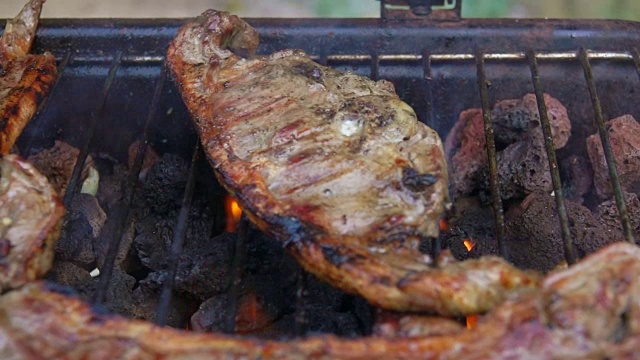 羊腿牛排在烤架上翻过来烤视频素材