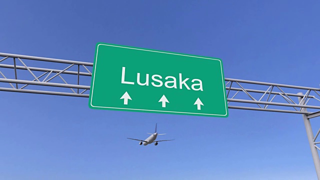 一架双引擎商用飞机抵达卢萨卡机场，飞往赞比亚视频下载