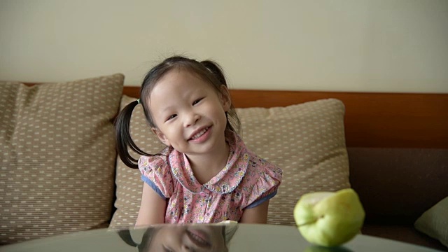 小女孩在吃番石榴视频下载