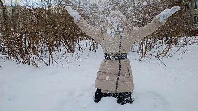 小女孩在雪地里玩的慢动作视频下载