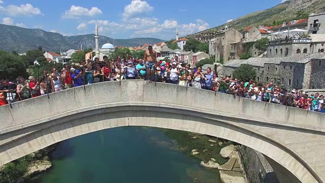 波斯尼亚和黑塞哥维那，一名勇敢的男子从莫斯塔尔桥上跳下视频下载