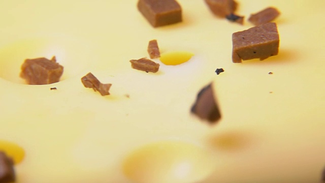 黑松露块落在硬奶酪上视频素材