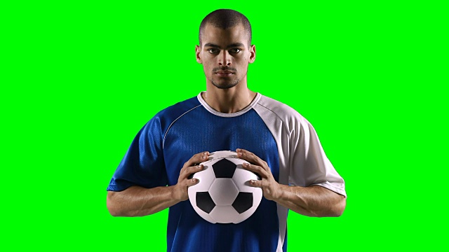一个自信的足球运动员拿着一个足球视频素材