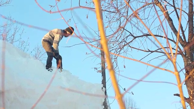 一个用铲子从屋顶上铲雪的人视频下载