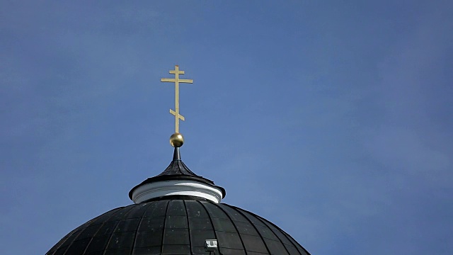 大教堂圆顶上的十字架视频下载
