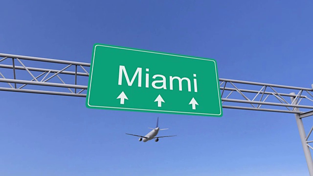 一架双引擎商用飞机抵达迈阿密机场，飞往美国视频下载