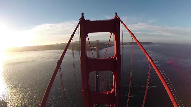 金门大桥。航拍旧金山金门大桥在一个晴朗，阳光明媚的日子。鸟瞰金门大桥，旧金山，美国-鸟瞰低空金门大桥车辆交通，马林海岬，旧金山，加利福尼亚州，Nor视频素材