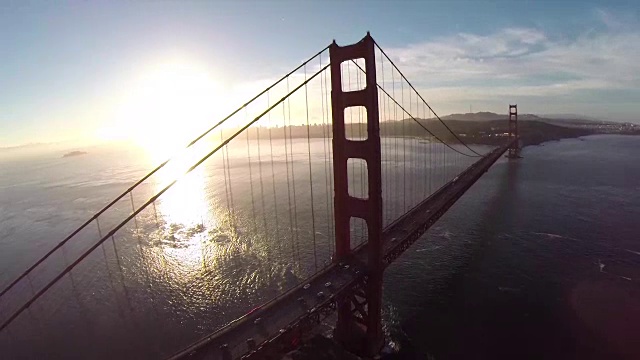 金门大桥。航拍旧金山金门大桥在一个晴朗，阳光明媚的日子。鸟瞰金门大桥，旧金山，美国-鸟瞰低空金门大桥车辆交通，马林海岬，旧金山，加利福尼亚州，Nor视频素材