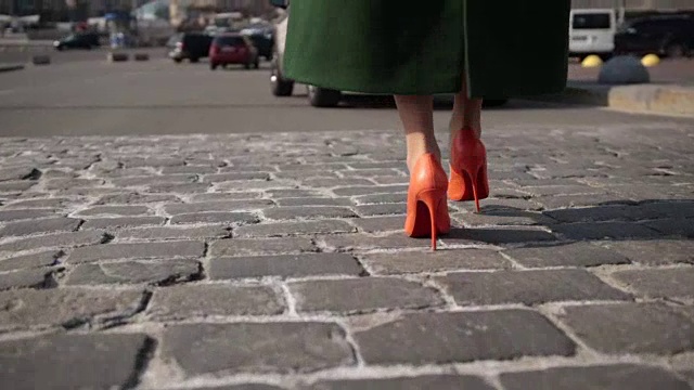 性感女人的腿走在鹅卵石街道上视频素材