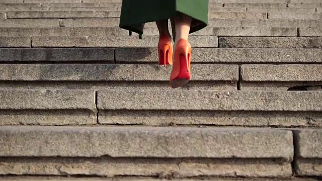 女人的腿在石头楼梯上行走视频素材