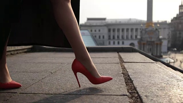 女人的腿走在城市的楼梯上视频下载