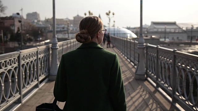 女人走在桥上的背影视频素材