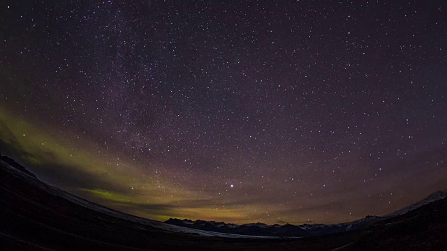 时间流逝——美丽的北极光在冰岛的冬天视频素材
