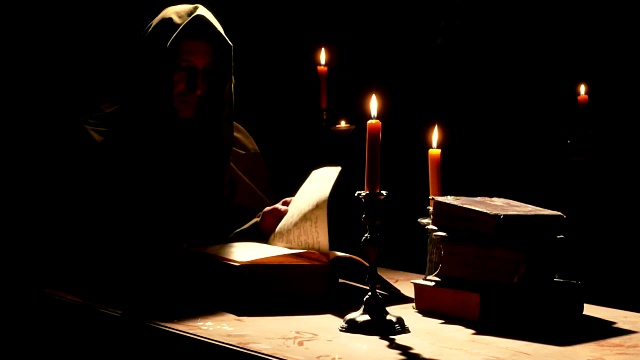 修道士读古老的礼拜书视频素材